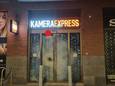 De kapotte entré van Kamera Express aan de Parijsboulevard in Leidsche Rijn