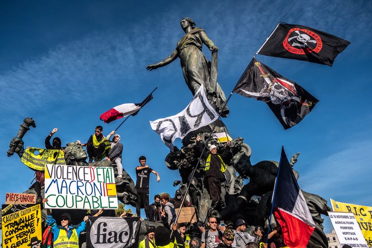 Bij hun vijftigste protest beklommen de Gele Hesjes op  26 oktober op de Place de la Nation  in Parijs de beeldengroep  Le Triomph de la République. Beeld Joris Van Gennip