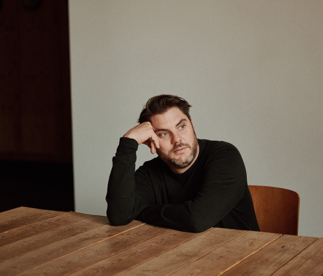 Jeroen Meus: ‘Soms krijg ik te horen dat ik een dikke nek heb. Het zij zo. Vroeger kon ik niet leven met het idee dat iemand me niet leuk vond. Nu wel. In die zin ben ik helemaal geland.’ Beeld Daniil Lavrovski