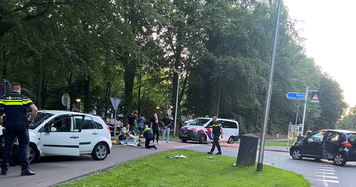 gewonden bij botsing Den Bosch • automobilist zonder rijbewijs.