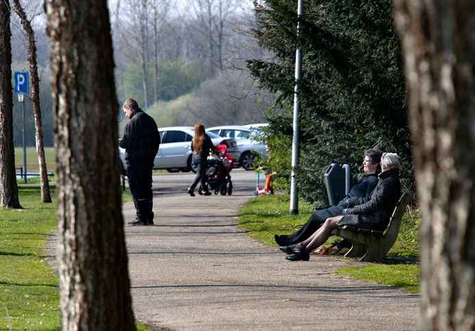 Ontspanning in het Warandepark in Helmond ten tijde van de coronacrisis.