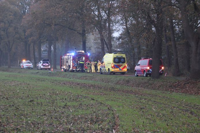 De door de Haaksbergenaar bestuurde auto reed direct naast de weg tegen een boom.