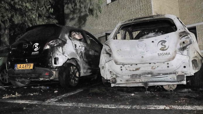 Verbrande auto's van tv-station Sigma op Cyprus.