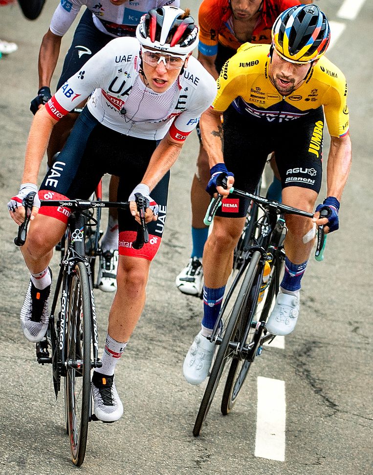 Pogacar (links) en Roglic (rechts) strijden op de Col de Marie Blanqu.	 Beeld Klaas Jan van der Weij