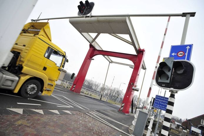 De Beekse brug bij Beek en Donk is en blijft een knelpunt.