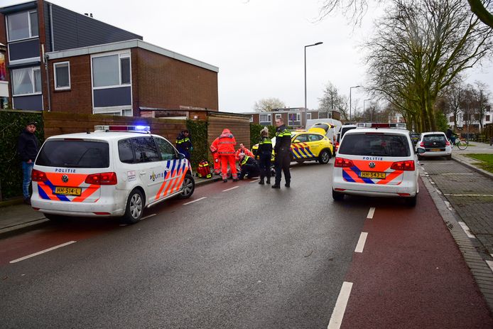Aan de Steurweg in Hoogvliet is maandag een bezorger van PostNL zo zwaar toegetakeld dat hij in kritieke toestand in het ziekenhuis ligt.