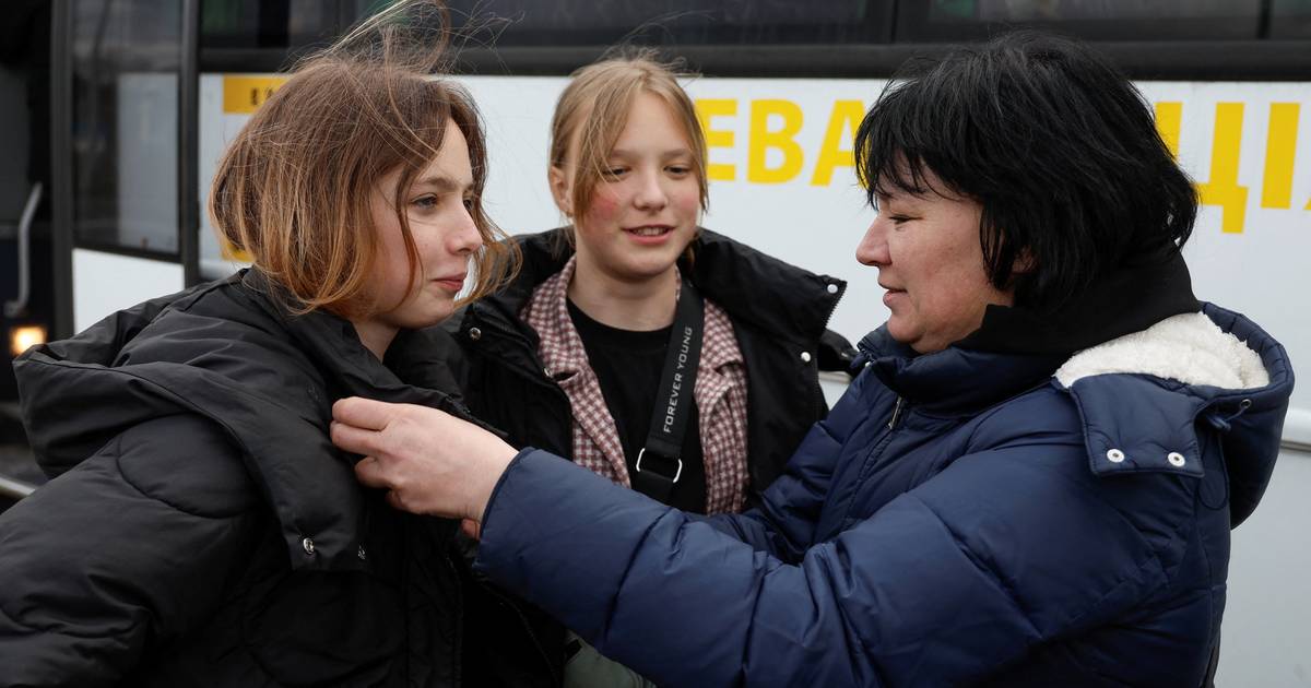 look.  Return of 31 Ukrainian children from Russia, reunion creates emotional moment |  outside