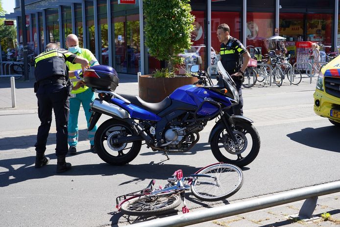 De motorrijder en het meisje op de fiets botsten op het Dr. Struyckenplein in Breda.