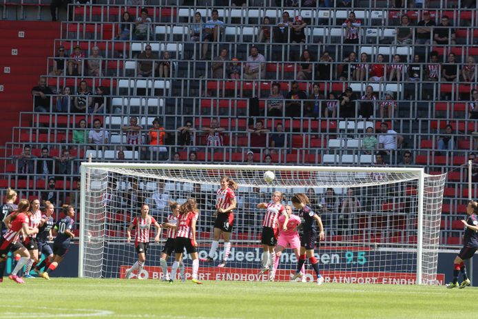 Fans in het Philips Stadion bij PSV - FC Twente. Fenna Kalma kopt de gelijkmaker binnen.