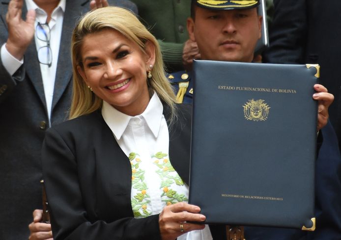 Interim-president Jeanine Áñez met het getekende document dat de laatste verkiezingen annuleert en nieuwe verkiezingen gebiedt.