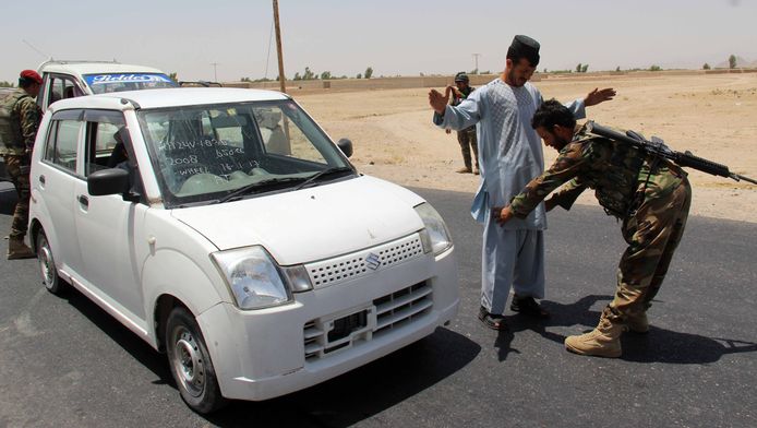 Militairen bij een checkpoint na de aanval van de taliban op een militaire basis in de Afghaanse provincie Kandahar.