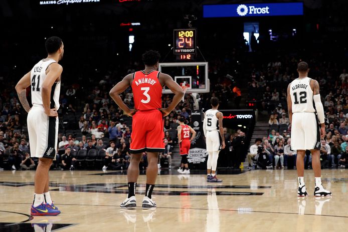 De spelers van de Toronto Raptors en de San Antonio Spurs staken de wedstrijd 24 seconden om Kobe Bryant te eren.