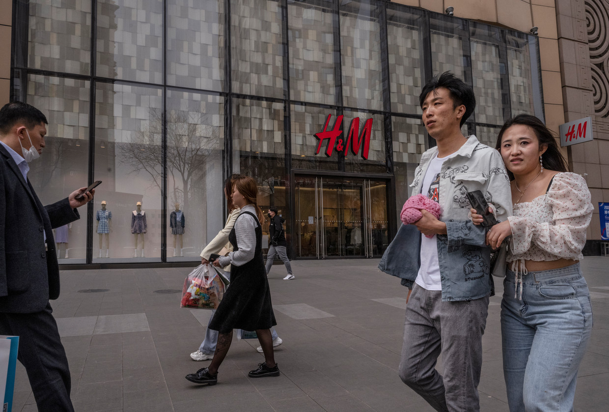 Het Zweedse kledingmerk H&M wordt in China al weken geboycot omdat het had gezegd geen katoen uit Xinjiang te gebruiken. Beeld Getty Images