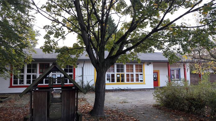 De Finse school in de achtertuin van het klooster aan de Poeijersstraat in Eindhoven op een archieffoto. Dit gebouwtje is gesloopt om plaats te maken voor 13 woningen van corporatie Woonbedrijf.