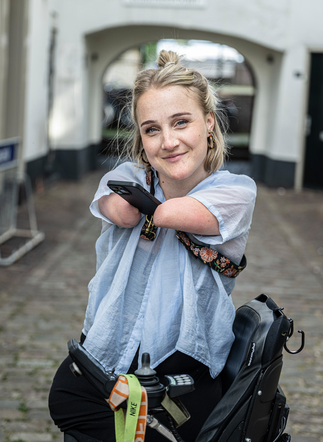 Ook Zonder Armen En Benen Weet Presentatrice Eva Eikhout Zich Prima Te Redden Foto Destentornl