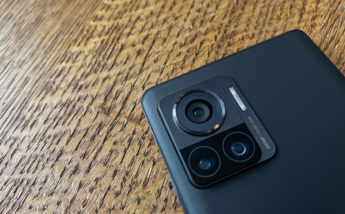 De hoofdcamera met 200 megapixels van de Motorola Edge 30 Ultra springt meteen in het oog.