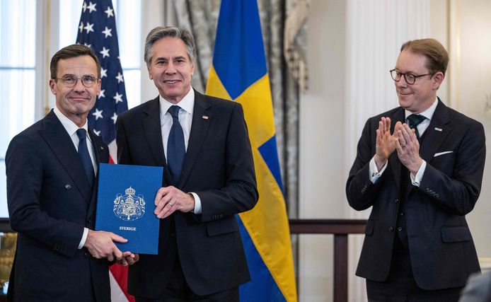 De Amerikaanse buitenlandminister Antony Blinken ontvangt de NAVO-documenten van de Zweedse premier Ulf Kristersson, de Zweedse minister van Buitenlandse Zaken Tobias Billstrom applaudisseert. (07/03/24).