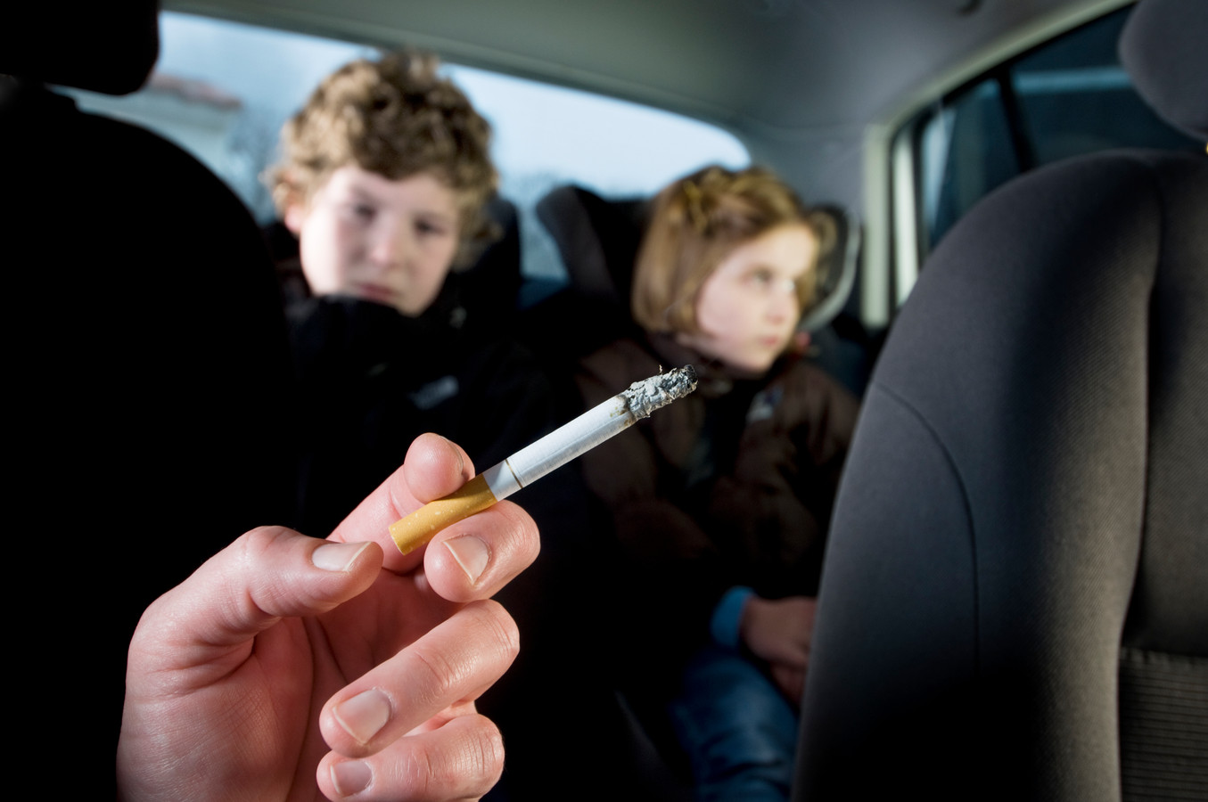 Roken in een auto met kinderen moet verboden worden, stelt kinderarts Jasper Been