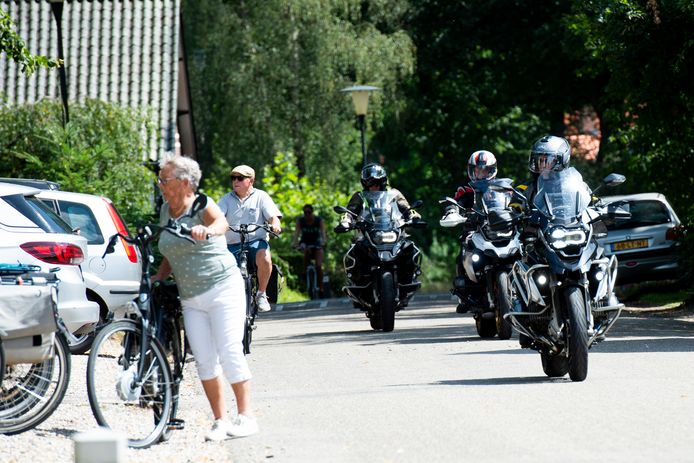 Hoog Soeren, zondagmiddag. Bewoners willen een eind maken aan geluidsoverlast van een deel van de vele motorrijders die toeren door het dorp in de Kroondomeinen.