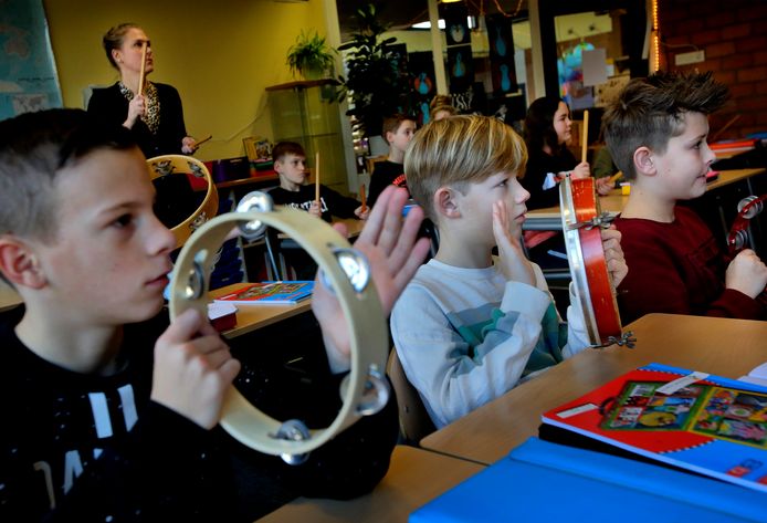 Kinderen krijgen muzieklessen op OBS De Tandem in Oud-Beijerland.