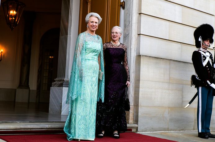 Prinses Benedikte (links), hier naast koningin Margrethe