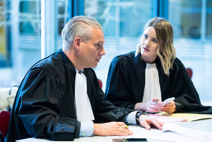 Walter Damen, Frederieke Cloet en Frédéric Thiebaut gingen frontaal in de aanval tegen Jurgen Bakelants. “Hij heeft gelogen over alles, heeft Raymond serieus afgelapt, hem vervolgens ruim een uur bij zich gehouden (wat heb je trouwens al die tijd gedaan?), hem later nog eens klappen verkocht en daarna gedumpt in de bosjes."