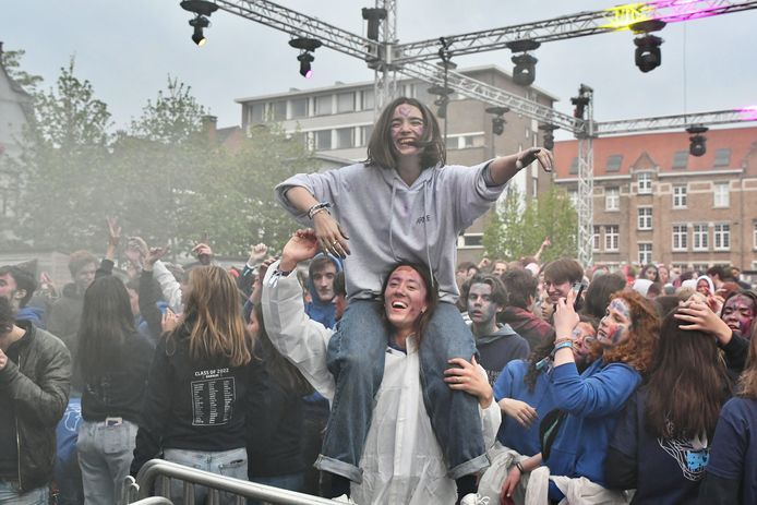 In Roeselare vierden ze de 50 dagen in plaats van de 100 dagen. De jongeren gingen vanaf 6u 's morgens uit de bol op het Polenplein.