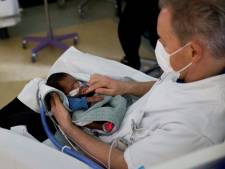 Bij neonatoloog Nikk Conneman huilen baby’s meestal niet: ‘Ik, een babyfluisteraar? Nee, dit kan je leren’