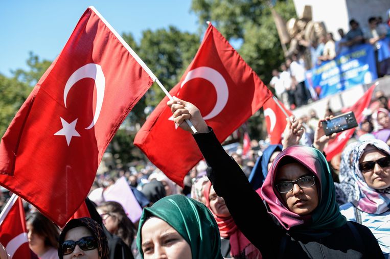 Betogers tegen de militaire coup in Istanbul Beeld photo_news