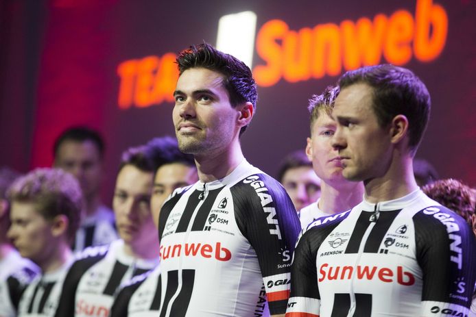 Tom Dumoulin temidden van het team  tijdens de presentatie van de wielerploeg Team Sunweb.