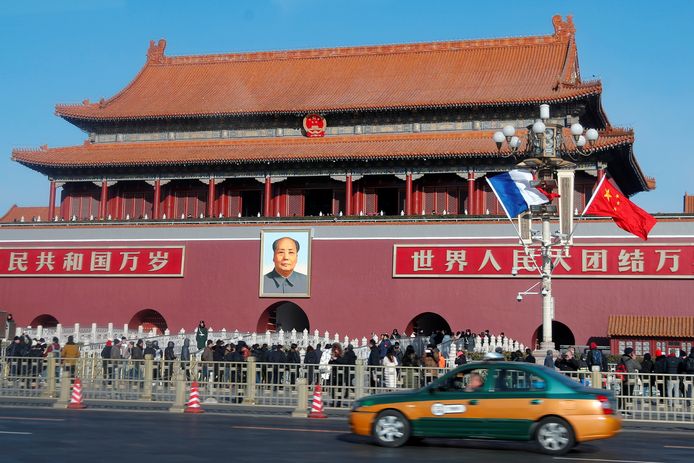 Het Tiananmen-plein in Beijng. In China is mobiel internetten bij vrijwel alle providers peperduur.