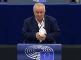 Slowaakse politicus laat witte duif los in Europees Parlement