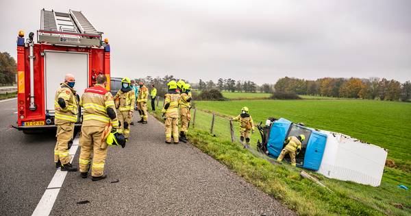 Boodschappenbus slaat over de kop en landt langs A348 bij Ellecom - De Gelderlander