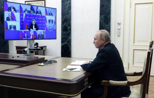 Il presidente russo Vladimir Putin partecipa a un incontro con i membri del Consiglio di sicurezza tramite collegamento video a Mosca, in Russia.