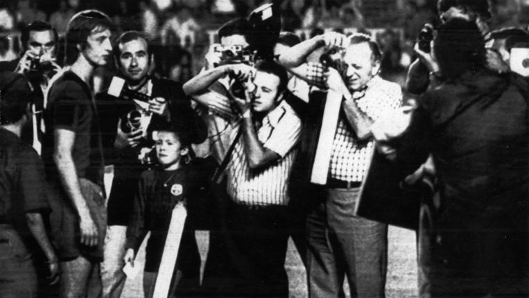 Cruijff ondergaat een spervuur van de fotografen vlak voor zijn eerste wedstrijd voor Barcelona in 1973 Beeld anp