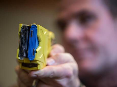 Amersfoortse politie krijgt les in gebruik stroomstootwapen