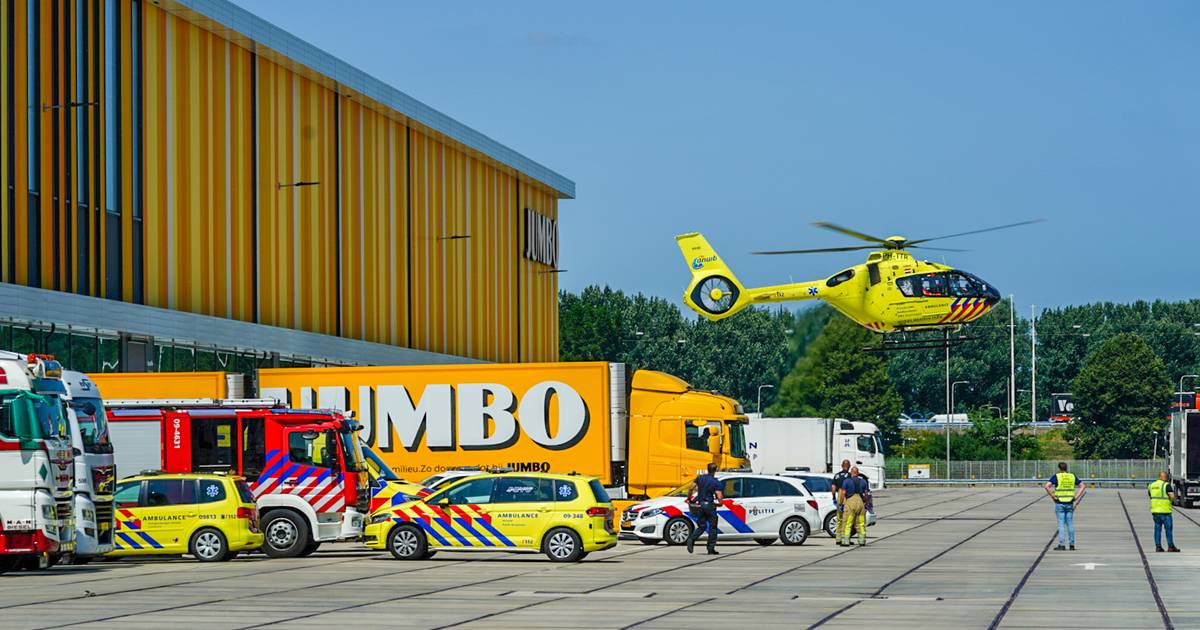 Hulpdiensten massaal uitgerukt naar distributiecentrum van Jumbo in Nieuwegein .
