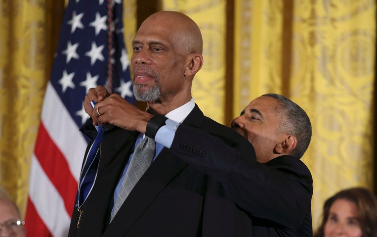 Kareem Abdul-Jabbar krijgt een medaille van president Barack Obama in 2016. Beeld Photo News