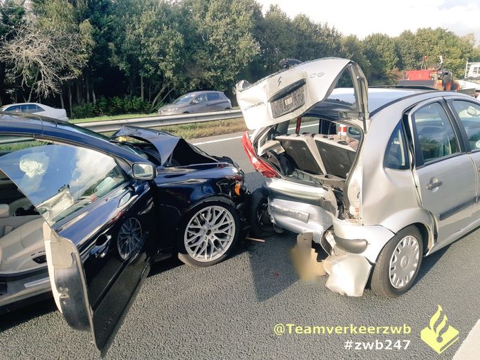 Een auto reed achterop langzaam rijdende voertuigen