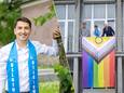 Tom Glazemaeker is finalist van Mister Gay Belgium en hangt de regenboogvlag op in Merksem. / Samen met districtsburgemeester van Merksem hangt Tom Glazemaeker, finalist van Mister Gay Belgium, regenboogvlag op.