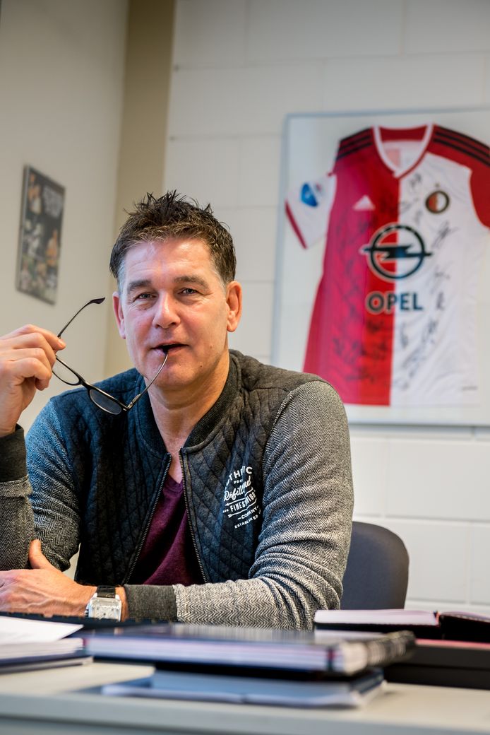 Oud-international Joop Hiele werkt tegenwoordig ook als coach op het Schoonhovens College.