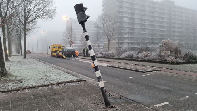 Automobilist ramt verkeerslicht in Enschede