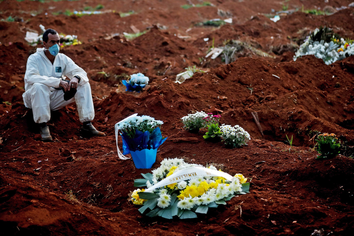 Een grafdelver van de begraafplaats Vila Formoso in het Braziliaanse São Paulo, afgelopen maandag. In twaalf uur tijd vonden daar 62 uitvaarten plaats.  Beeld Fernando Bizerra / EPA
