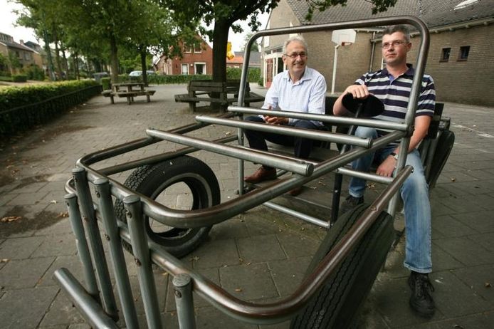 Jan de Hoon (links) en Berry de Ruyter weten welke kant ze op willen met Galder en Strijbeek. 'De jeugd moet blijven, voor hen moet er gebouwd kunnen worden. Want als de jeugd verdwijnt, verdwijnen ook de voorzieningen.'foto Ramon Mangold/het fotoburo