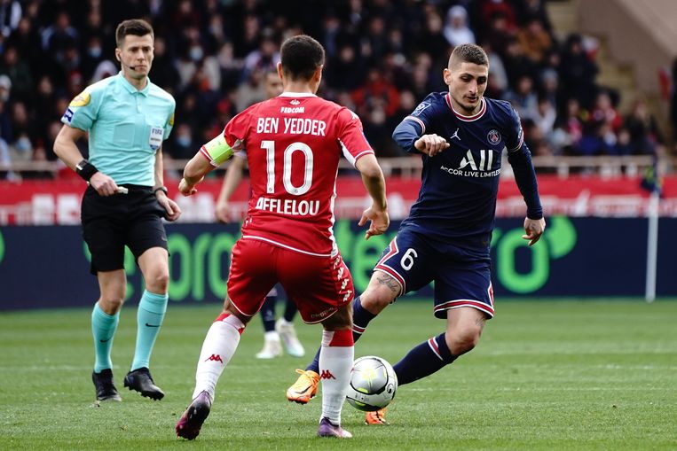 PSG-middenvelder Marco Verratti passeert Wissam Ben Yedder van Monaco. Beeld Photo News