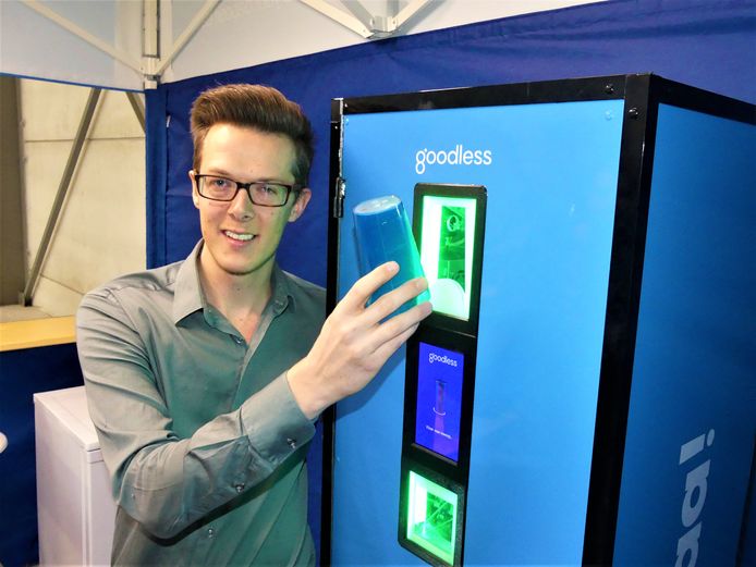 Sander Van Waes toont hoe je een SmartCup-beker in een van de collectors deponeert.