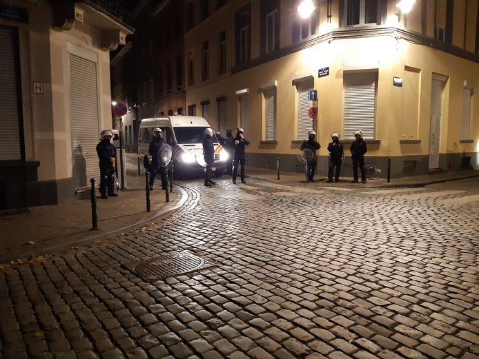 Om 23.30 uur was de politie nog met veel manschappen bezig met het opmeten van alle schade en het doorzoeken van gebouwen. Zelfs het waterkanon stond klaar.