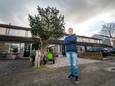 Bewoner Hans van der Vliet, zelf boomverzorger, heeft een conflict met woningbouwvereniging de Woonmensen omdat de kleine grove den in zijn voortuin weg moet.