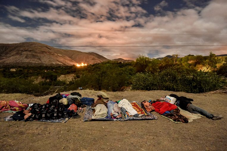 Vluchtelingen slapen naast de Pan-Amerikaanse Weg tussen Túlcan en Ibarra in ­Ecuador.  Beeld AFP