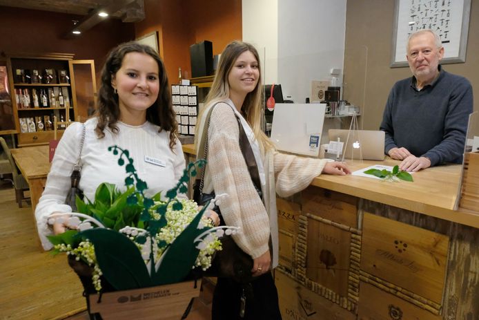 Handelaarsorganisatie Mechelen MeeMaken deelde meiklokjes uit aan de horeca- en handelszaken.